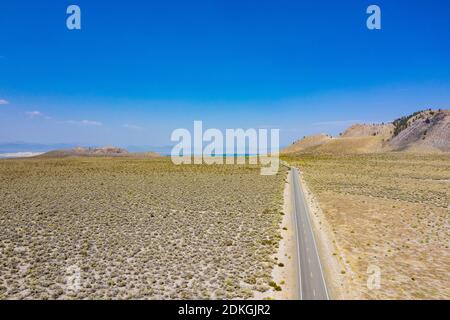 Luftaufnahme der trockenen Wüstenlandschaft rund um den Mono Lake in Kalifornien. Stockfoto