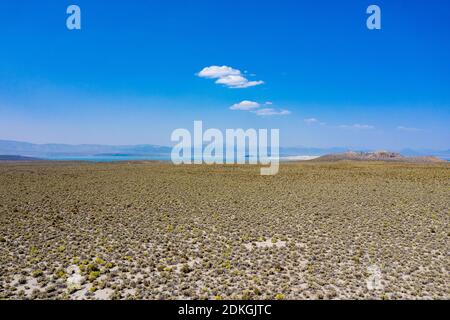 Luftaufnahme der trockenen Wüstenlandschaft rund um den Mono Lake in Kalifornien. Stockfoto