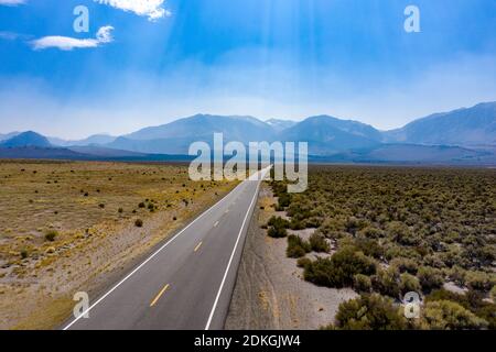 Luftaufnahme der trockenen Wüstenlandschaft rund um den Mono Lake in Kalifornien. Stockfoto