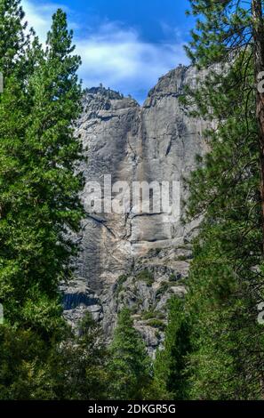 Eine trockene obere Yosemite Falls im Yosemite National Park in Kalifornien im Sommer. Stockfoto