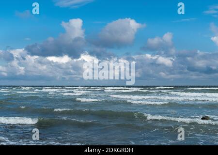 Ostsee, dänische Halbinsel Møns Klint, Blick über die stürmische Ostsee, Kumuluswolken Stockfoto