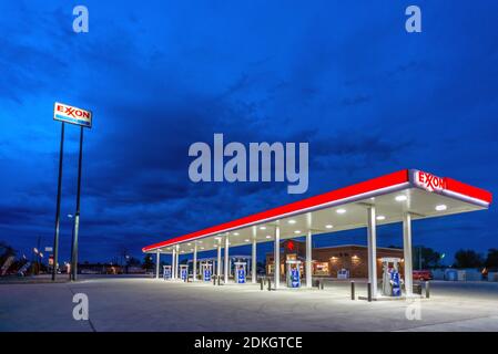 Rock Springs, 31. Mai 2015: Exxon Tankstelle am Highway 80 in Rock Springs, Sweetwater County, Wyoming Stockfoto