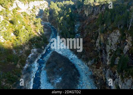 Luftaufnahmen von Bergbach an der Baumgrenze in Die hohen Berge Stockfoto