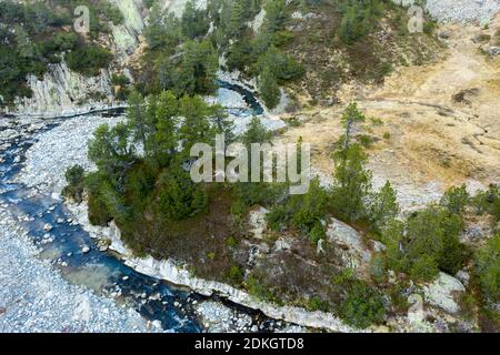 Luftaufnahmen von Bergbach an der Baumgrenze in Die hohen Berge Stockfoto
