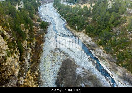Luftaufnahmen von Bergbach an der Baumgrenze in Die hohen Berge Stockfoto
