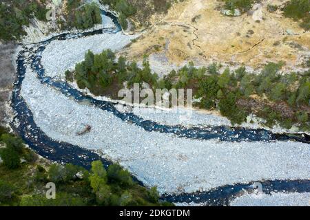 Luftaufnahmen von Bergbach an der Baumgrenze in Die hohen Berge Stockfoto