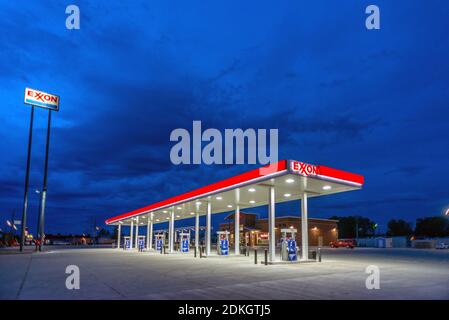 Rock Springs, 31. Mai 2015: Exxon Tankstelle am Highway 80 in Rock Springs, Sweetwater County, Wyoming Stockfoto