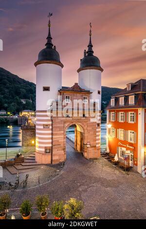 Tor zur alten Brücke in Heidelberg Stockfoto