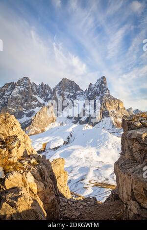 Italien, Trentino, Dolomiten. Pale di San Martino, nördliche Kette mit Cimon della Pala und Cima della Vezzana bei Sonnenuntergang, vom Monte Castellazzo aus gesehen Stockfoto