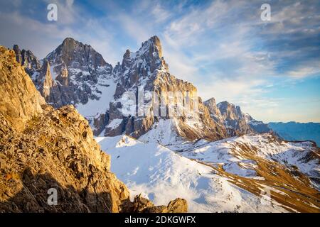 Italien, Trentino, Dolomiten. Pale di San Martino, nördliche Kette mit Cimon della Pala und Cima della Vezzana bei Sonnenuntergang, vom Monte Castellazzo aus gesehen Stockfoto