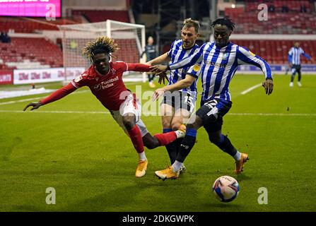 Alex Mighten von Nottingham Forest (links) kämpft während des Sky Bet Championship-Spiels am City Ground, Nottingham, um den Ball mit Tom Lees von Sheffield Wednesday und Moses Odubajo von Sheffield Wednesday (rechts). Stockfoto