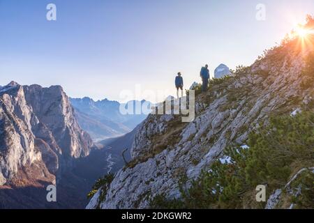 Italien, Venetien, Belluno, Taibon Agordino, Dolomiten. Zwei Wanderer erklimmen eine Wand mit Blick auf das Tal von san lucano, auf der linken Seite die Gruppe Pale di San Lucano Stockfoto