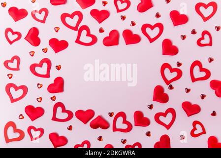 Rechteck-Rahmen aus verschiedenen Arten von Herzen auf dem rosa Hintergrund, Valentinstag Grußkarte. Liebeskonzept. Kopie sapce. Stockfoto