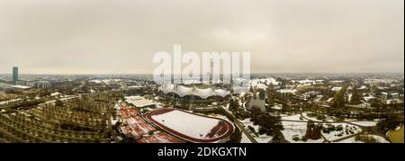 Panoramablick über München im schneereichen Winter, aufgenommen als Luftaufnahme aus dem schönen Park in der bayerischen Stadt Stockfoto