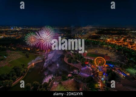 Antenne Panoramablick Stadtbild Blick mit hellen Feuerwerk Lichter in der Nacht München vom Olympiaturm. Stockfoto