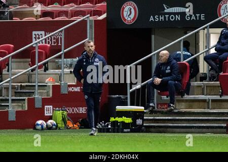 Bristol, Großbritannien. Dezember 2020. Millwall-Manager Gary Rowett schaut von der Touchline aus. EFL Skybet Championship match, Bristol City gegen Millwall im Ashton Gate Stadium in Bristol, Avon am Dienstag, 15. Dezember 2020. Dieses Bild darf nur für redaktionelle Zwecke verwendet werden. Nur redaktionelle Verwendung, Lizenz für kommerzielle Nutzung erforderlich. Keine Verwendung in Wetten, Spiele oder ein einzelner Club / Liga / Spieler Publikationen. PIC von Lewis Mitchell / Andrew Orchard Sport Fotografie / Alamy Live News Kredit: Andrew Orchard Sport Fotografie / Alamy Live News Stockfoto