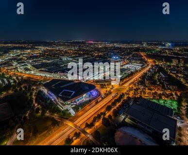 München von oben in der Nacht im hellen, schönen Lichter. Stockfoto