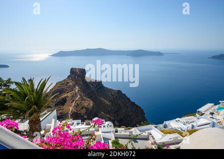 Santorini Griechenland, 17. September 2020: Skaros Rock im Dorf Imerovigli auf der Insel Santorini. Kykladen, Griechenland Stockfoto
