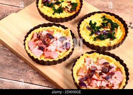 Füllungen in einer hausgemachten Quiche französische Tarte vor dem Ei Zutat wird hinzugefügt und die Torten werden in der gekocht Backofen Stockfoto