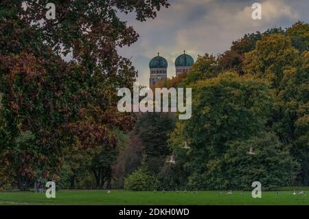 Es ist Herbst Zeit: farbige Blätter von Bäumen in die bayerische Landeshauptstadt München mit fliegenden Enten in den Vordergrund Stockfoto