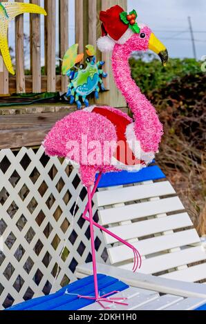 Eine rosa Flamingo Statue trägt einen Weihnachtsmann Hut und Weihnachten Outfit, 13. Dezember 2020, in Dauphin Island, Alabama. Stockfoto