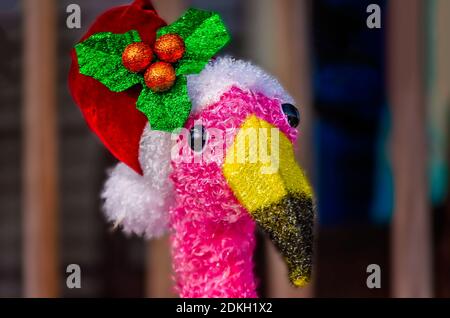 Eine rosa Flamingo Statue trägt einen Weihnachtsmann Hut und Weihnachten Outfit, 13. Dezember 2020, in Dauphin Island, Alabama. Stockfoto