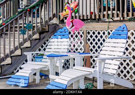 Eine rosa Flamingo Statue trägt einen Weihnachtsmann Hut und Weihnachten Outfit, 13. Dezember 2020, in Dauphin Island, Alabama. Stockfoto