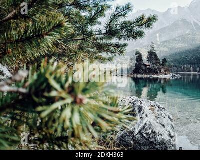 Blick auf eine kleine Insel mit einem winzigen Haus am Eibsee, Garmisch-Partenkirchen, Bayern Stockfoto