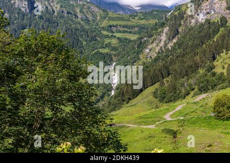 Blick auf die Hörndlwand, hinter Wiesbachhorn, vom Großen Wiesbachhorn Aussichtspunkt, Walcher Wasserfall mit Schleierfall, Großglockner Hochalpenstraße, Nationalpark hohe Tauern, Salzburger Land, Kärnten, Österreich, Europa Stockfoto