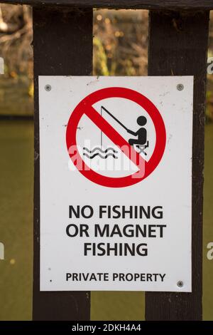 Magnet Fishing, Metall in Kanälen und Flüssen untergetaucht, Popularität, soziale Medien, Bergungsarbeiten, Metallerkennung, Waffenbesitz Gesetze, Methode der Baggerarbeiten. Stockfoto