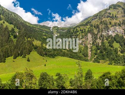 Walcher Wasserfall mit Schleierfall, hinten in den Wolken hoher Tenn, 3368 m, Großglockner Hochalpenstraße, Nationalpark hohe Tauern, Salzburger Land, Kärnten, Österreich, Europa Stockfoto