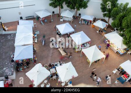 Conil de la Frontera, Cádiz, Spanien - 13. Oktober 2019: Flohmarkt in Conil de la Frontera, einem Touristenort an der Küste der Provinz Cádiz, Anda Stockfoto