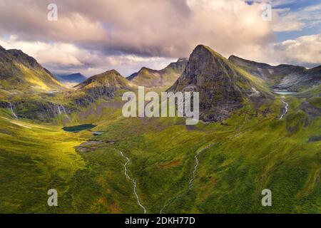 Sonnenuntergang, Wasserfall, Berge, Luftaufnahme, Fjord Norwegen, Norwegen, Europa Stockfoto