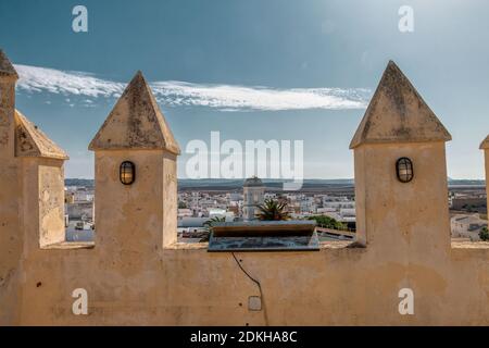 Conil de la Frontera, Cádiz, Spanien - 12. Oktober 2019: Von den Zinnen des Guzmán-Turms hat man einen herrlichen Blick auf die Stadt Stockfoto