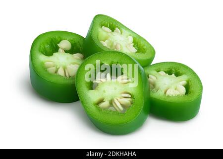 Geschnittene jalapeno Pfeffer isoliert auf weißem Hintergrund. Grüner Chili-Pfeffer mit Schnittpfad und voller Schärfentiefe Stockfoto