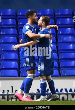 Keanan Bennetts (links) von Ipswich Town feiert das erste Tor seiner Mannschaft mit Teamkollege Alan Judge (rechts) während des Sky Bet League One Matches in Portman Road, Ipswich. Stockfoto