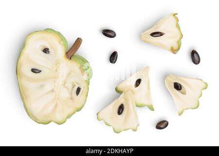 Zucker Apfel oder Pudding Apfel isoliert auf weißem Hintergrund mit Clipping Pfad. Exotische tropische Thai annona oder Cherimoya Frucht. Draufsicht. Flach liegend. Stockfoto