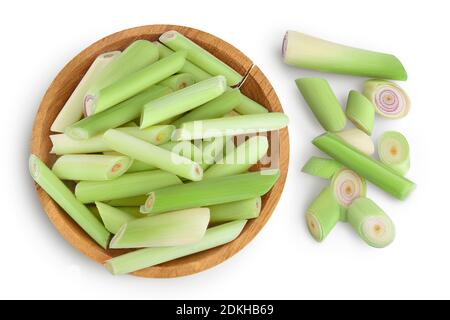 Frisches Lemongras in Holzschale isoliert auf weißem Hintergrund mit Clipping Pfad. Draufsicht. Flach liegend. Stockfoto
