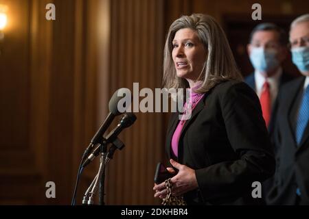 US-Senator Joni Ernst (Republikaner von Iowa) spricht während einer Pressekonferenz im Anschluss an das wöchentliche Treffen mit dem republikanischen Senat im US-Kapitol in Washington, DC, USA, am Dienstag, den 15. Dezember 2020. Am Dienstag sagte der Mehrheitsführer des US-Senats, Mitch McConnell (Republikaner von Kentucky), das Wahlkollegium habe "gesprochen" und gratulierte dem designierten US-Präsidenten Joe Biden zu seinem Sieg. (Foto von Rod Lampey/Pool/Sipa USA) Quelle: SIPA USA/Alamy Live News Stockfoto