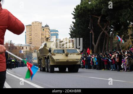 Aserbaidschan Artilleriewaffen in der Siegesparade. 152mm SpGH DANA ist eine fahrbare selbstfahrende Artillerie. Baku - Aserbaidschan: 10. Dezember 2020. Stockfoto