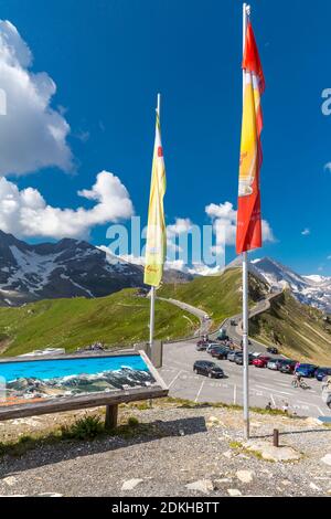 Informationstafel, Restaurant Fuschertörl, hinten Großglockner, 3798 m, Sonnenwelleck, 3266 m, Fuscherkarkopf, 3332 m, Großglockner Hochalpenstraße, Nationalpark hohe Tauern, Salzburger Land, Kärnten, Österreich, Europa Stockfoto