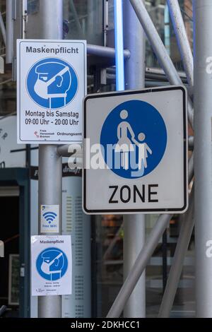 Schild Gesichtsmaske verwenden, Maske obligatorisch in einer Einkaufspassage, Bremen, Deutschland, Europa Stockfoto