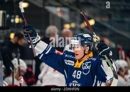 # 48 Carl Klingberg (Zug) bittet um einen neuen Stick während des Eishockeyspiels der Nationalliga zwischen EV Zug und Lausanne HC am 15. Dezember 2020 in der Bossard Arena in Zug. Kredit: SPP Sport Presse Foto. /Alamy Live Nachrichten Stockfoto