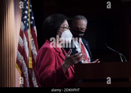 Washington, USA. Dezember 2020. Der Minderheitsführer DES US-Senats, Chuck Schumer (D-NY) (rechts) und Senator Mazie Hirono (D-HI) (links) halten heute am 15. Dezember 2020 im Capitol Hill/Senate Studio in Washington DC, USA, eine Pressekonferenz zum Covid 19-Impfstoff ab. (Foto von Lenin Nolly/Sipa USA) Quelle: SIPA USA/Alamy Live News Stockfoto