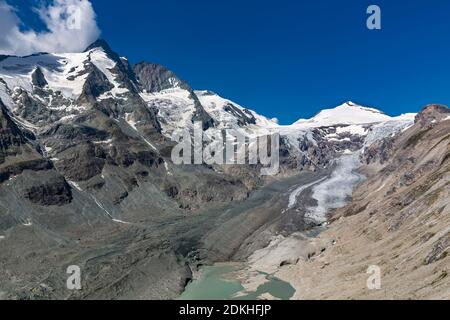 Blick von der Kaiser-Franz-Josefs-Höhe auf den Pasterzegletscher mit Pasterzengrund, neu geschaffener See, links Grossglockner, 3798 m, Hofmannspitze, 3722 m, hinten Johannisberg, 3453 m, Nationalpark hohe Tauern, Kärnten, Österreich Stockfoto