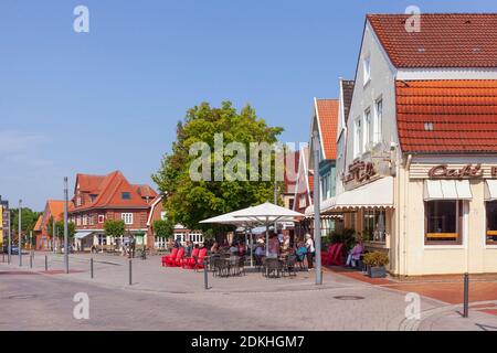 Kirchplatz mit Café, Nordseeheilbad Otterndorf, Niedersachsen, Deutschland Stockfoto