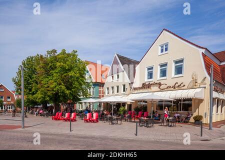 Kirchplatz mit Café, Nordseeheilbad Otterndorf, Niedersachsen, Deutschland Stockfoto