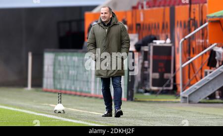 Trainer Manuel BAUM (FC Schalke 04), Einzelbild, Ausschnitt, Ganzkörperaufnahme, ganze Figur. Fußball 1. Bundesliga-Saison 2020/2021, 11. Spieltag, Spieltage11, FC Augsburg - FC Schalke 04 2-2 am 13. Dezember 2020 WWK ARENA in Augsburg UNTERSAGEN die DFL-VORSCHRIFTEN DIE VERWENDUNG VON FOTOS ALS BILDSEQUENZEN UND/ODER QUASI-VIDEO. NUR FÜR REDAKTIONELLE ZWECKE. Foto: Max Ellerbrake/firos Sportfoto/Pool via SVEN SIMON Fotoagentur GmbH & Co. Pressefoto KG # Prinzessin-Luise-Str. 41 # 45479 M uelheim/R uhr # Tel 0208/9413250 # Fax. 0208/9413260 # GLS Bank # BLZ 430 609 67 # Konto 4030 025 100 # IBAN DE75 4306 Stockfoto