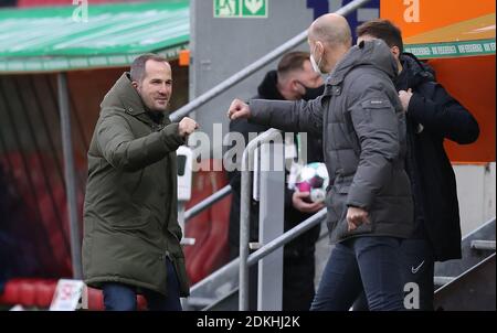 Trainer Manuel BAUM (FC Schalke 04) begrüßt Heiko HERRLICH (Trainer FC Augsburg, rechts). Fußball 1. Bundesliga-Saison 2020/2021, 11. Spieltag, Spieltage11, FC Augsburg - FC Schalke 04 2-2 am 13. Dezember 2020 WWK ARENA in Augsburg UNTERSAGEN die DFL-VORSCHRIFTEN DIE VERWENDUNG VON FOTOS ALS BILDSEQUENZEN UND/ODER QUASI-VIDEO. NUR FÜR REDAKTIONELLE ZWECKE. Foto: Max Ellerbrake/firos Sportfoto/Pool via SVEN SIMON Fotoagentur GmbH & Co. Pressefoto KG # Prinzessin-Luise-Str. 41 # 45479 M uelheim/R uhr # Tel 0208/9413250 # Fax. 0208/9413260 # GLS Bank # BLZ 430 609 67 # Konto 4030 025 100 # IBAN DE75 4306 0 Stockfoto