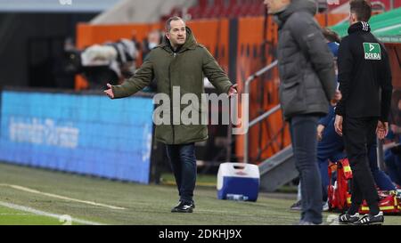 Trainer Manuel BAUM (FC Schalke 04), Geste, Einzelbild, Ausschnitt, Ganzkörperaufnahme, Ganzfigur. Fußball 1. Bundesliga-Saison 2020/2021, 11. Spieltag, Spieltage11, FC Augsburg - FC Schalke 04 2-2 am 13. Dezember 2020 WWK ARENA in Augsburg UNTERSAGEN die DFL-VORSCHRIFTEN DIE VERWENDUNG VON FOTOS ALS BILDSEQUENZEN UND/ODER QUASI-VIDEO. NUR FÜR REDAKTIONELLE ZWECKE. Foto: Max Ellerbrake/firos Sportfoto/Pool via SVEN SIMON Fotoagentur GmbH & Co. Pressefoto KG # Prinzessin-Luise-Str. 41 # 45479 M uelheim/R uhr # Tel 0208/9413250 # Fax. 0208/9413260 # GLS Bank # BLZ 430 609 67 # Konto 4030 025 100 # IBAN Stockfoto